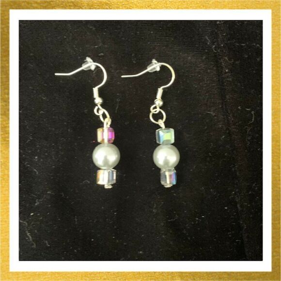 3/$20 Hand Crafted BEADED Dangle HANDMADE Silver PEARL Glass Cube EARRINGS - Picture 1 of 1